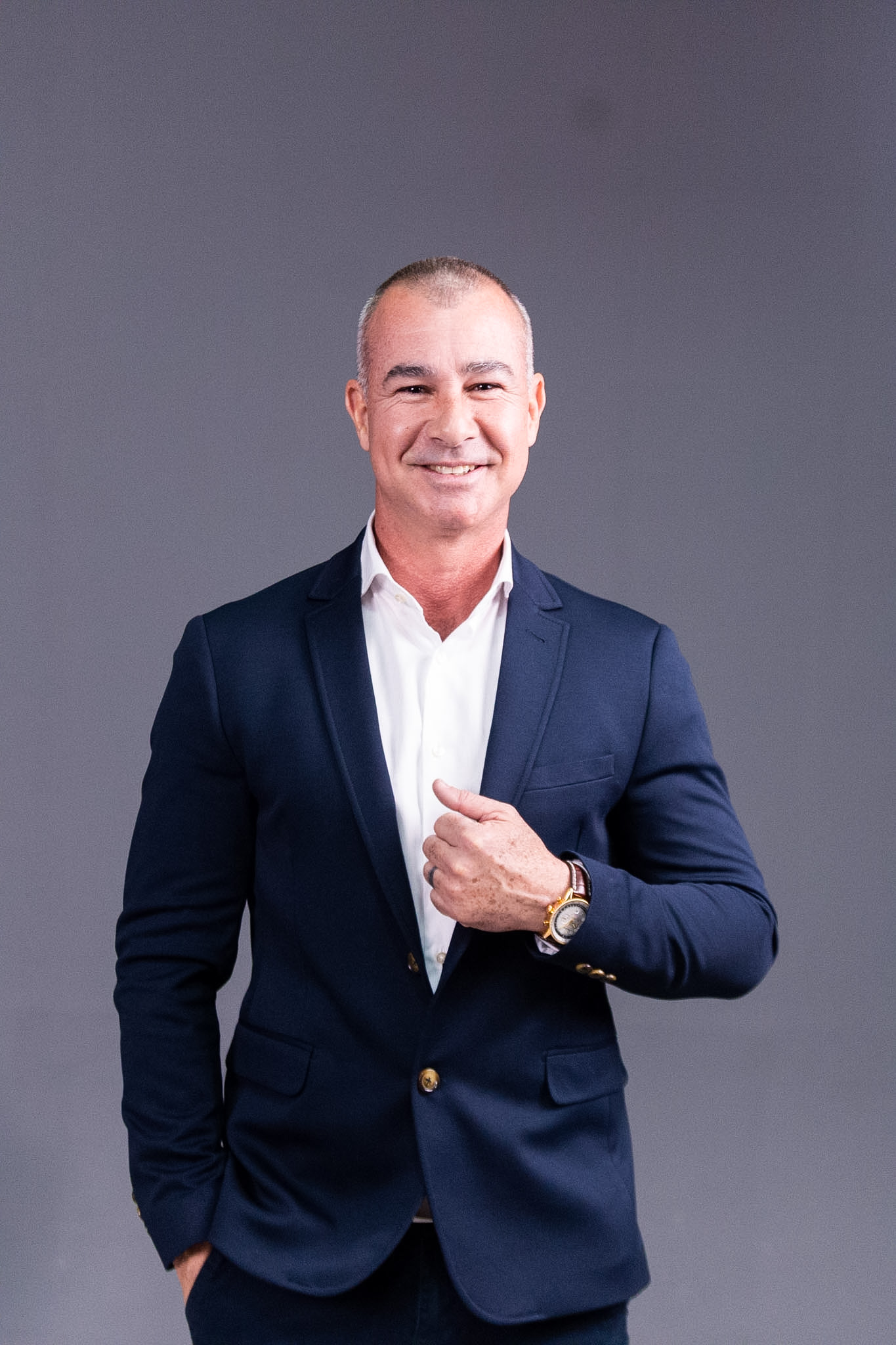 Gustavo Teixeira sorrindo, em retrato de estúdio